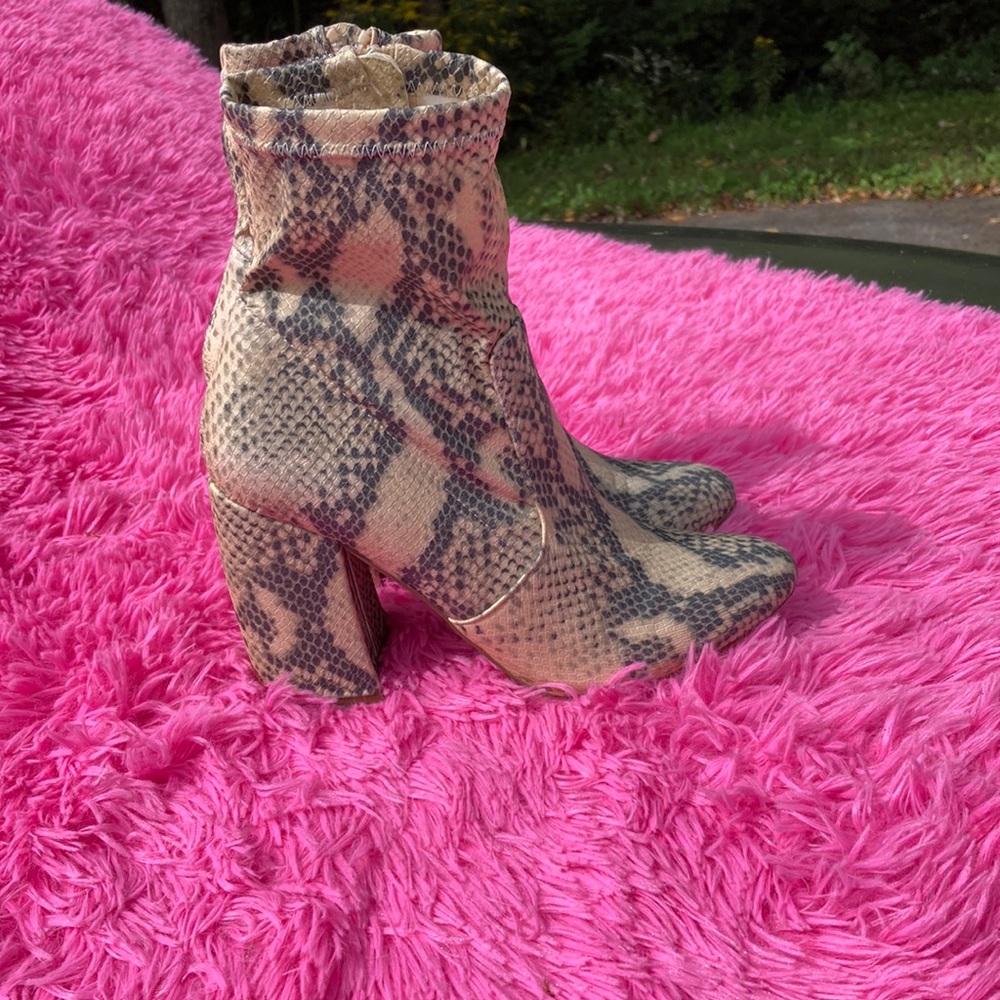 Snakeskin pattern ankle boots with chunk heels and inner zipper size 9